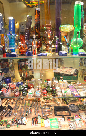 Cannabis-Zubehör Schaufenster im Rotlichtviertel, De Walletjes, Amsterdam, Noord-Holland, Niederlande Stockfoto