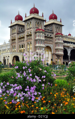 Mysore Palast ist heute eines der bekanntesten touristischen Attraktionen in Indien nach dem Taj Mahal. Stockfoto