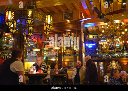 Café Heffer (braun Café - bruine kroeg) Innenraum, Oudebrugsteeg, Amsterdam, Noord Holland, Niederlande Stockfoto