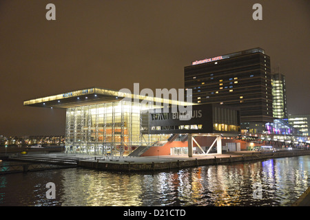 Die Muziekgebouw und Bimhuis Konzerthalle in der Nacht, Oude Schans, Amsterdam, Noord-Holland, Niederlande Stockfoto