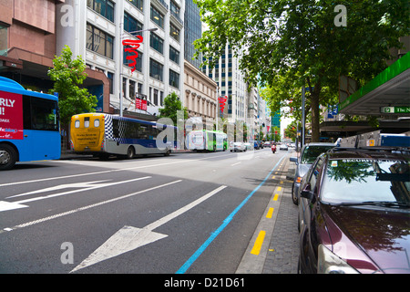 Busse und Autos parkten in einer Straße in Auckland City, North Island, Neuseeland. Stockfoto