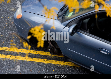 Blauen Ford Taurus fehlt seiner linken Vorderrad und liegen in der Mitte geteilte Autobahn. Stockfoto