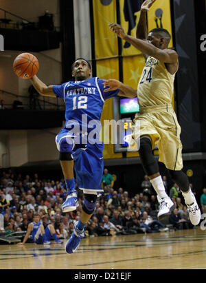 10. Januar 2013 - Nashville, TN, USA - Kentucky Wildcats Wache Ryan Harrow (12) wurde von Vanderbilt Commodores gefoult bewachen Dai-Jon Parker (24) auf einem Laufwerk in den Warenkorb legen, wie Kentucky Vanderbilt auf Donnerstag, 10. Januar 2013 in Nashville, TN. Foto von Mark Cornelison gespielt | Personal (Kredit-Bild: © Lexington Herald-Leader/ZUMAPRESS.com) Stockfoto