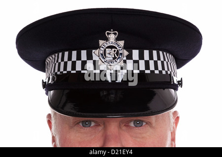 Nahaufnahme eines britischen Polizisten tragen eine flache Kappe mit seinen Augen beobachtete Sie, Studio gedreht. Stockfoto