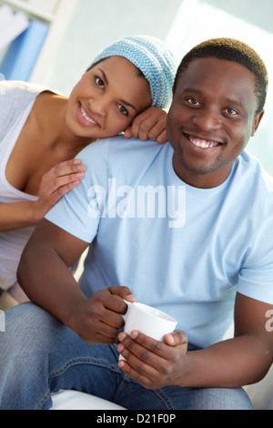 Vertikale Porträt eines ethnischen Paares mit toothy Lächeln Stockfoto