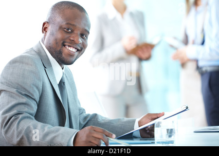 Nahaufnahme eines lächelnden Unternehmers arbeiten im Büro Stockfoto