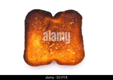 Ein Stück von verbranntem Toast auf weißem Hintergrund. Stockfoto