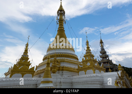 Stupas von Wat Chong Klang und Wat Chong Kham (im Hintergrund) in Mae Hong Son, Nord-Thailand. Stockfoto