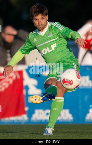 Wolfsburgs Diego tritt den Freistoß, Madlung, Kopfstöße den Ball das 2: 0 Tor während des Test-Matches zwischen VfL Wolfsburg und Standard Lüttich im Arcadia-Stadion in Kadriye, Türkei. Wolfsburg gewann das Spiel 3: 1. Foto: Soeren Stache Stockfoto