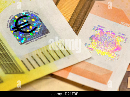 Beschlagnahmter gefälschter Banknoten sind der Deutschen Bundesbank in Frankfurt Main, Deutschland, 9. Januar 2013 abgebildet. In diesem Fall ein "Euro" Zeichen von herausgeschnitten werden ebenso Packpapier gedruckt und auf eine so genannte geklebt "Sounvenir beachten Sie" aus der Ukraine (L) und ein 50-Euro-Schein mit einem gefälschten Hologramm. Die Bundesbank registriert 41.500 gefälschten Banknoten. In den meisten Fällen waren sie 20 Euro-Banknoten. Foto: BORIS ROESSLER Stockfoto