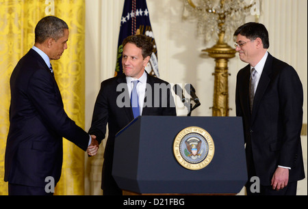 US-Präsident Barack Obama, links, schüttelt Hände mit US-Finanzminister Timothy Geithner, center, White House Chief Of Staff Jacob "Jack" Lew, richtig, heißt Geithner im East Room des weißen Hauses in Washington, D.C. am Donnerstag, den 10. Januar 2013..Credit zu ersetzen: Ron Sachs / CNP Stockfoto