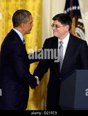 US-Präsident Barack Obama, links, schüttelt Hände mit White House Chief Of Staff Jacob "Jack" Lew, rechts, dem er als US-Finanzminister Timothy Geithner (nicht abgebildet) im East Room des weißen Hauses in Washington, D.C. am Donnerstag, den 10. Januar 2013..Credit ersetzen den Namen: Ron Sachs / CNP Stockfoto