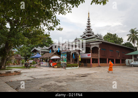 Mönch zu Fuß vor der Wat Chong Kham in Mae Hong Son, Nord-Thailand (Birmanisch inspiriert buddhistischer Tempel) Stockfoto