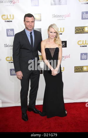 Schauspieler Naomi Watts und ihr Ehemann Liev Schreiber ankommen bei der 18. jährliche Kritiker Choice Awards auf der Barker-Aufhänger in Santa Monica, USA, am 10. Januar 2013. Foto: Hubert Boesl/dpa Stockfoto