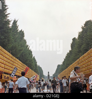 Besucher bei den Yasukuni-Schrein während des jährlichen Mitama Festival zu Ehren der Toten, in Tokio, Japan Stockfoto