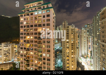 Mehrgeschossige Wohnhäuser in der Midlevels von Hong Kong Island bei Nacht, Hong Kong, China, Asien Stockfoto