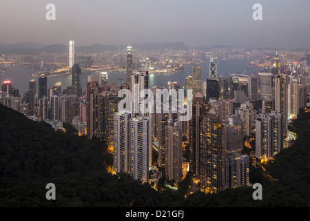 Blick vom Victoria Peak auf die Hochhäuser der Islandand-Kowloon Hong Kong bei Nacht, Hong Kong, China, Asien Stockfoto