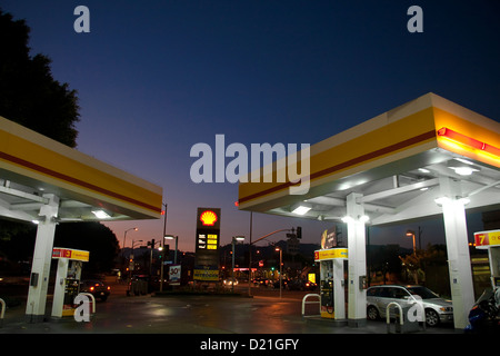 Amerikanische Shell-Tankstelle in der Dämmerung Stockfoto