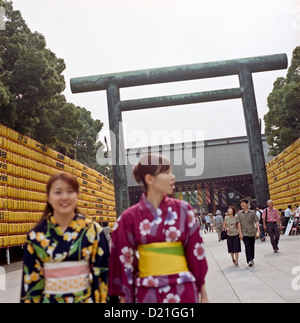 Besucher bei den Yasukuni-Schrein während des jährlichen Mitama Festival zu Ehren der Toten, in Tokio, Japan Stockfoto