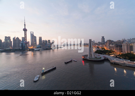 Skyline von Pudong am Huangpu-Fluss bei Sonnenaufgang, Pudong, Shanghai, China, Asien Stockfoto