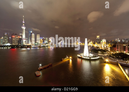 Hochhäuser der Bund und Pudong am Huangpu River bei Nacht, Shanghai, China, Asien Stockfoto
