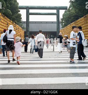 Besucher bei den Yasukuni-Schrein während des jährlichen Mitama Festival zu Ehren der Toten, in Tokio, Japan Stockfoto