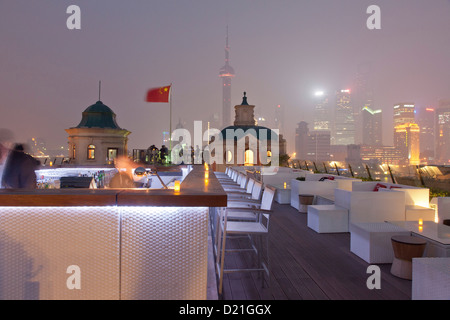 Terrasse auf dem Dach der Terrasse Swatch Peace Hotel bei Nacht, Bund, Shanghai, China, Asien Stockfoto