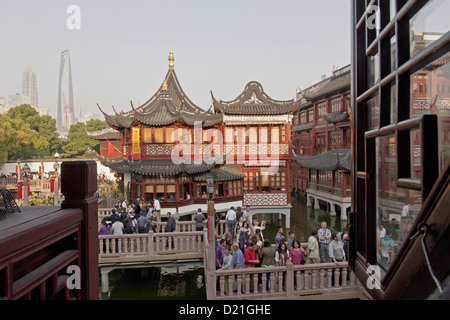 Menschen auf einer Brücke vor das Huxinting Teehaus Yu-Yuan-Garten, Shanghai, China, Asien Stockfoto