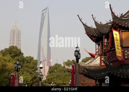 Blick auf Huxinting Teehaus Yu-Yuan-Garten und World Financial Center, Shanghai, China, Asien Stockfoto