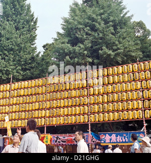 Besucher bei den Yasukuni-Schrein während des jährlichen Mitama Festival zu Ehren der Toten, in Tokio, Japan Stockfoto