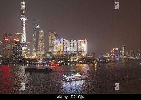 Blick über den Huangpu-Fluss auf die Skyline von Pudong bei Nacht, Shanghai, China, Asien Stockfoto