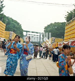 Besucher bei den Yasukuni-Schrein während des jährlichen Mitama Festival zu Ehren der Toten, in Tokio, Japan Stockfoto