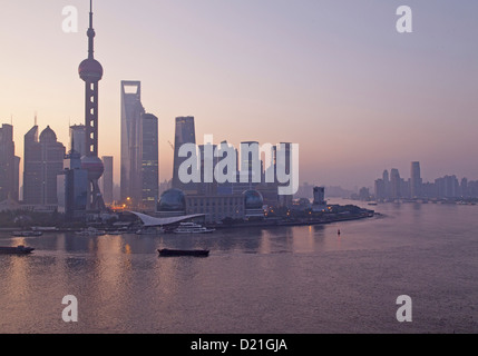 Skyline von Pudong am Huangpu-Fluss bei Sonnenaufgang, Pudong, Shanghai, China, Asien Stockfoto