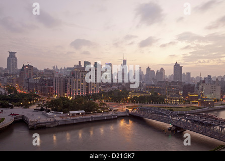 Ansicht der Waibaidu Brücke über den Huagpu River und Häuser der Bund in den Abend, Shanghai, China, Asien Stockfoto