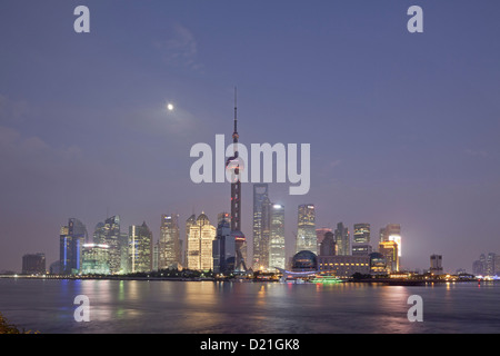 Skyline von Pudong am Huangpu River bei Nacht, Shanghai, China, Asien Stockfoto