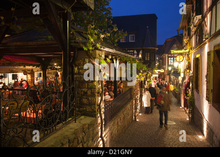 Die legendären Drosselgasse Gasse mit Wein-Bars und Restaurants am Abend, Rüdesheim bin Rhein, Hessen, Deutschland, Europa Stockfoto