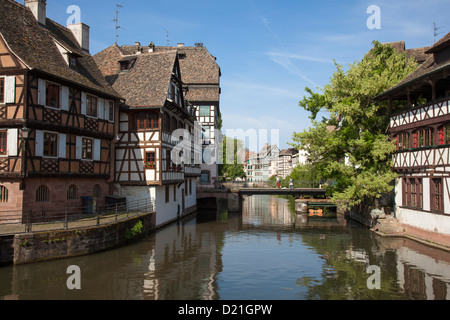 Halbe Fachwerkhäuser und Brücke über den Kanal in La Petite France Bezirk, Straßburg, Elsass, Frankreich, Europa Stockfoto