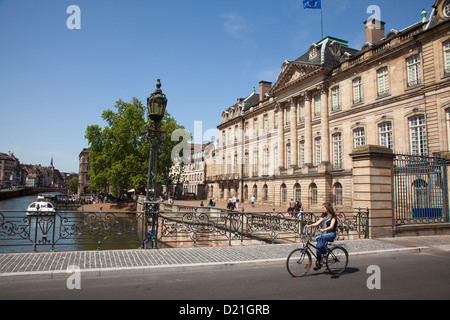 Frau mit dem Fahrrad über Brücke über den Fluss Ill, Straßburg, Elsass, Frankreich, Europa Stockfoto