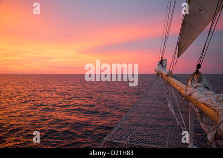 Bugspriet abzüglich der Kreuzfahrt Segelschiff Star Flyer bei Sonnenuntergang, Ostsee, Russland, Baltikum, Europa Stockfoto