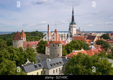 Ansicht der Stadt mit Kirchen und Türme gesehen vom Domberg, Europa, Baltikum, Harjumaa, Estland, Tallinn Stockfoto