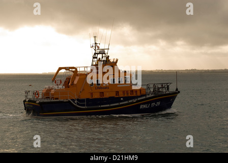 Ein RNLI-Rettungsboot verlassen Yarmouth auf der Isle Of Wight Stockfoto