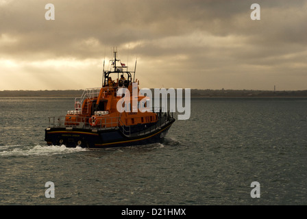 Ein RNLI-Rettungsboot verlassen Yarmouth auf der Isle Of Wight Stockfoto