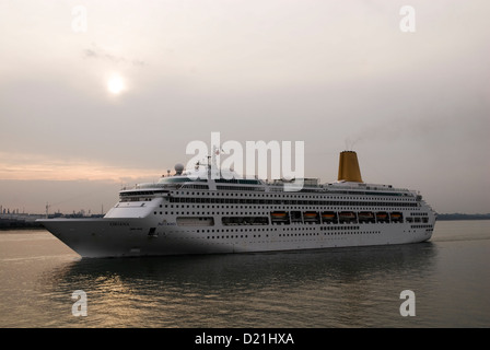 Die Oriana Kreuzfahrtschiff verlassen Southampton Stockfoto