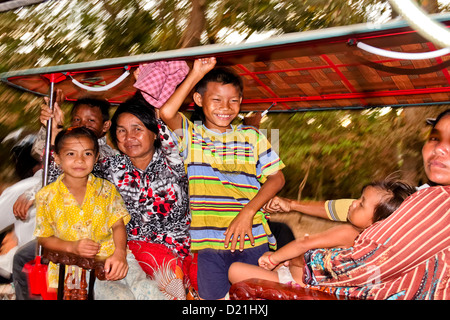 Kambodschanische Familie in Tuk Tuk auf der Straße nach Angkor Thom, in der Nähe von Angkor Wat, Angkor, Kambodscha Stockfoto