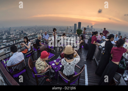 Banyan Tree auf dem Dach Schwindel und Moon Bar, Restaurant, Bangkok, Thailand Stockfoto