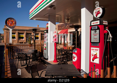 Italienisches Bistro im Stil der historischen Tankstelle auf der Route 66, Kingman, Arizona, Vereinigte Staaten von Amerika, USA Stockfoto