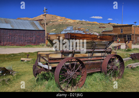 Goldsucher Dorfkern mit alten Wagen Stockfoto