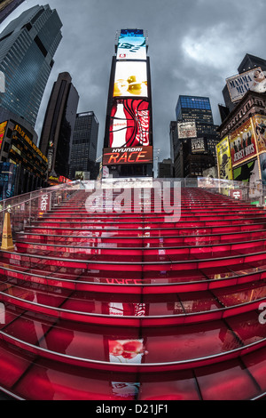 Times Square in der Dämmerung an einem regnerischen Tag in New York Stockfoto