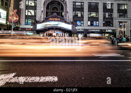 Hard Rock Cafe am Times Square, 42., Dämmerung an einem regnerischen Tag in New York Stockfoto