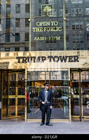 Wächter des Trump Tower Eingang 5th Avenue, Manhattan, New York Stockfoto